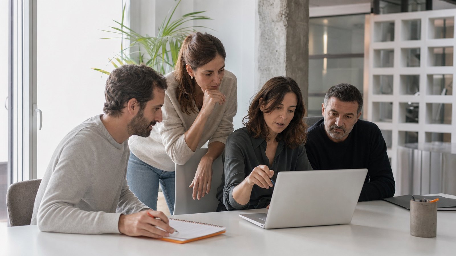 Equipo trabajando en una sesión práctica de inteligencia artificial